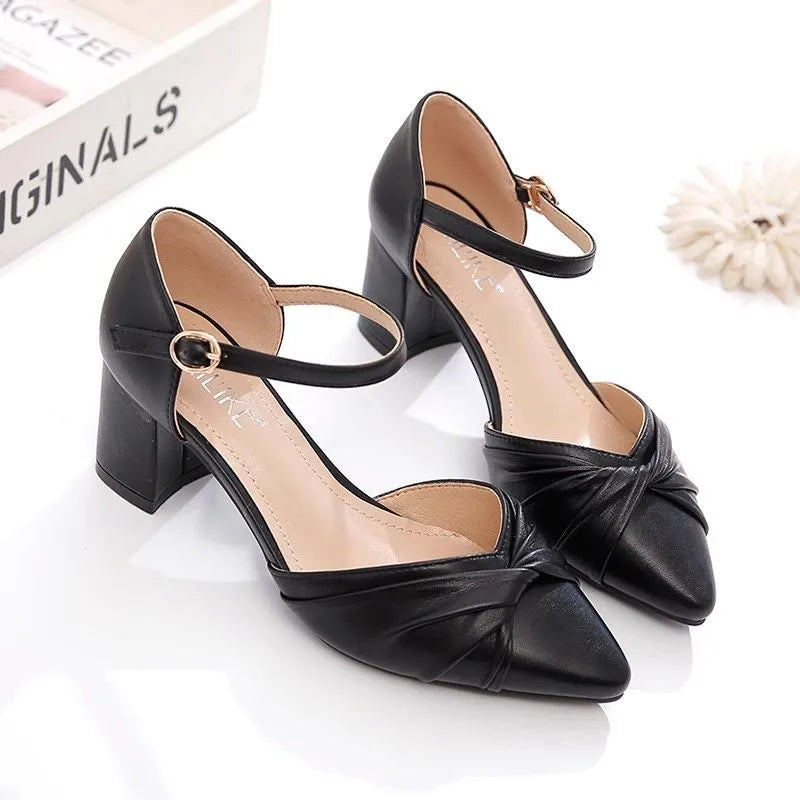 Tacones altos con lazo y hebilla