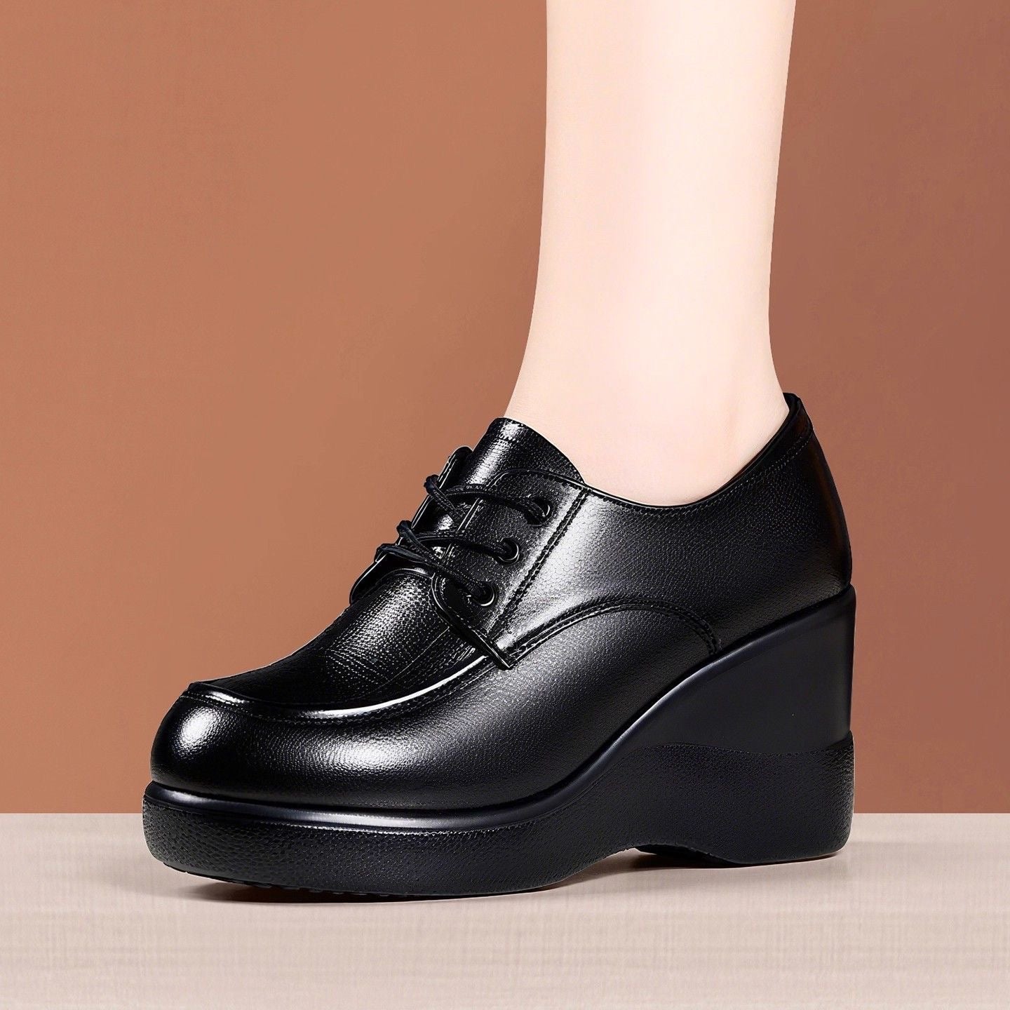 Zapatos de piel negros con tacón de cuña