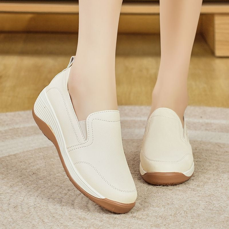 Zapatos de piel con suela blanda y tacón de cuña
