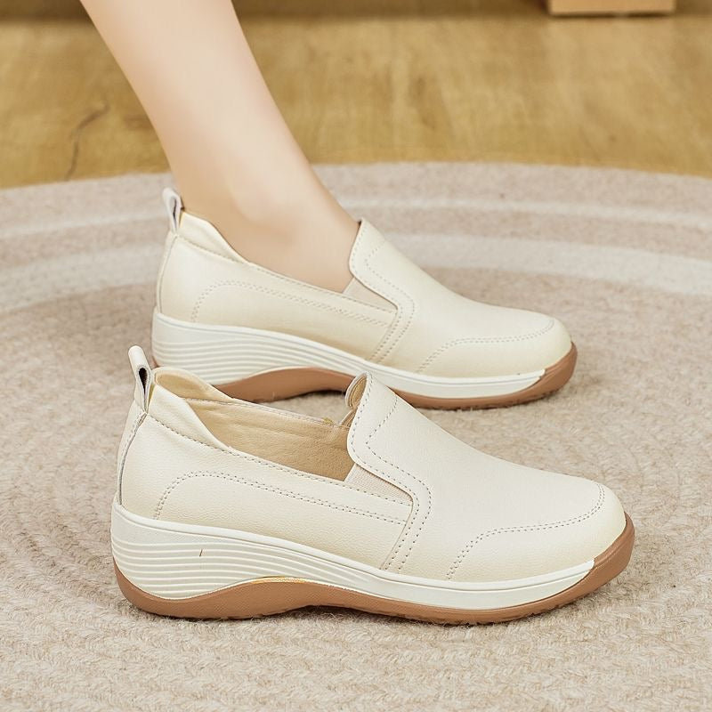 Zapatos de piel con suela blanda y tacón de cuña