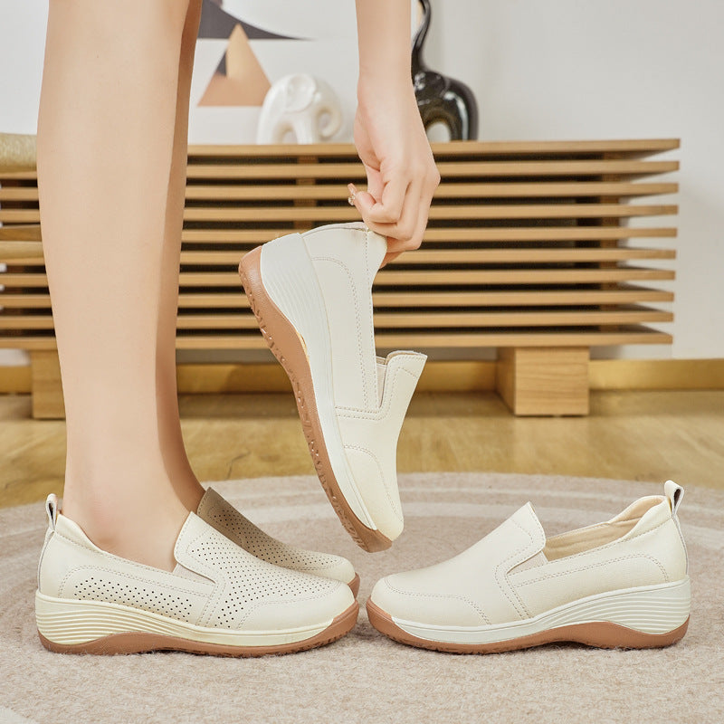 Zapatos de piel con suela blanda y tacón de cuña