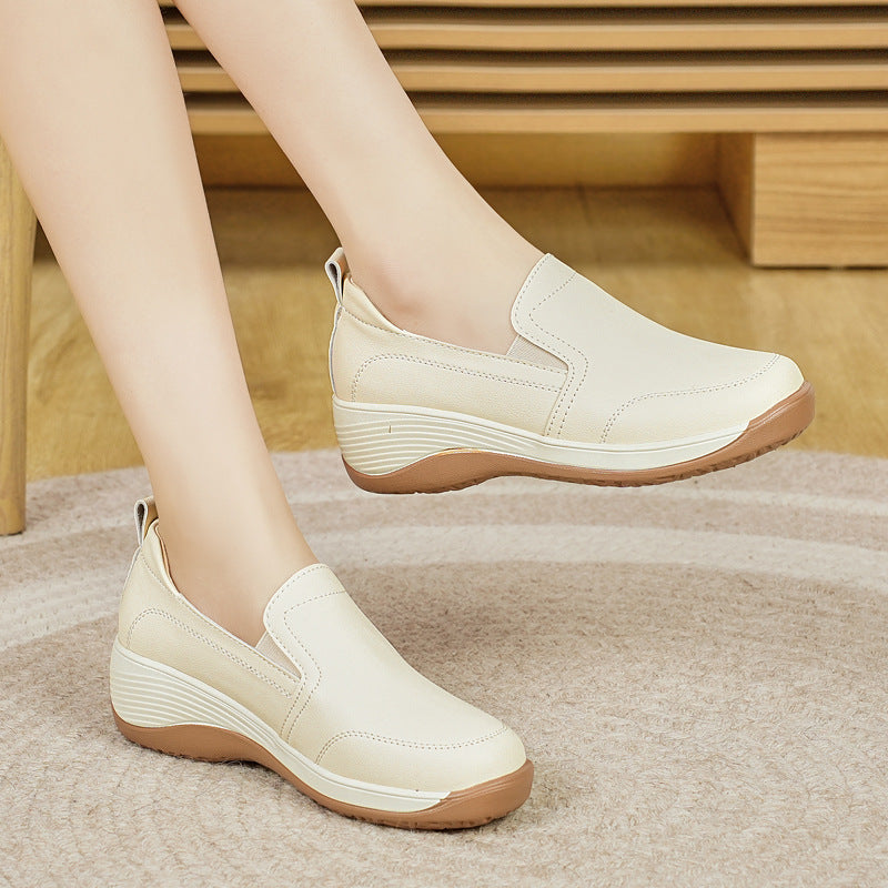 Zapatos de piel con suela blanda y tacón de cuña