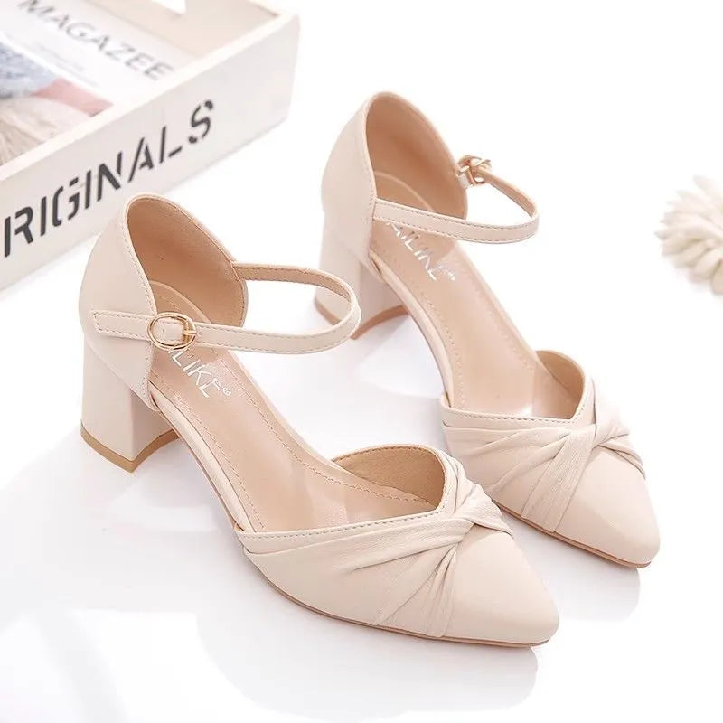 Tacones altos con lazo y hebilla