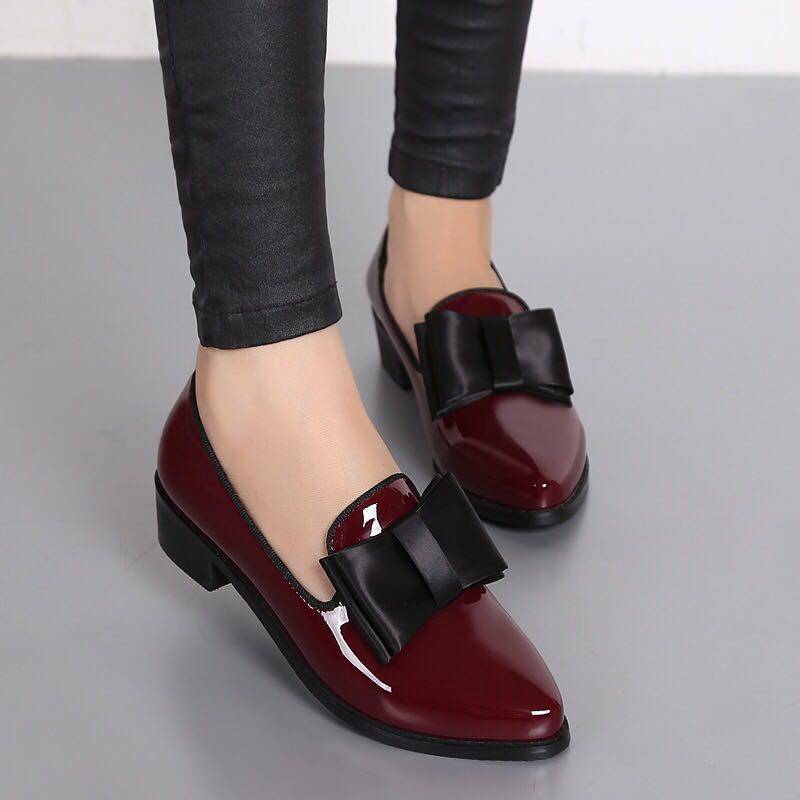Zapatos planos de cuero británicos con punta puntiaguda
