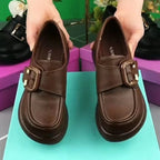 Mocasines con hebilla de hierro