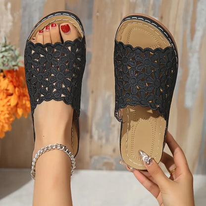 Sandalias de cuña con flores recortadas
