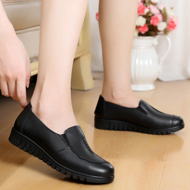Zapatos de cuero con suela blanda y pliegues