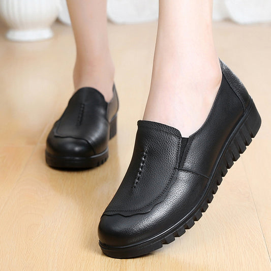 Zapatos de cuero con suela blanda y pliegues
