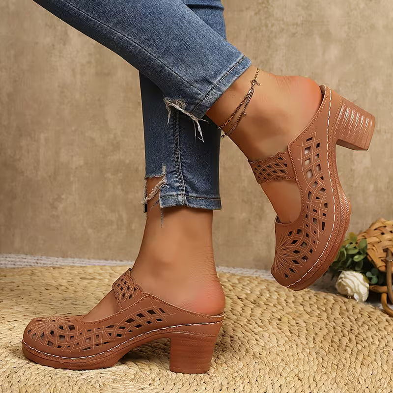 Zuecos de tacón cerrados con calados para mujer