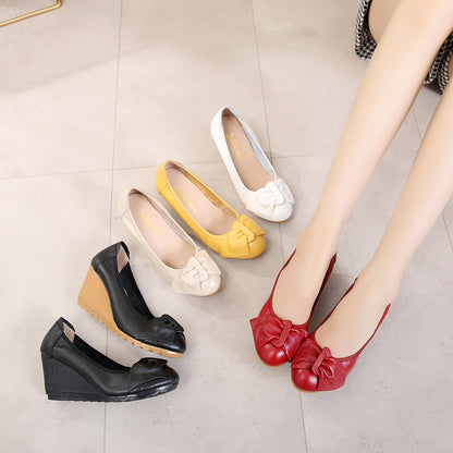 Zapatos de piel con cuña y lazo