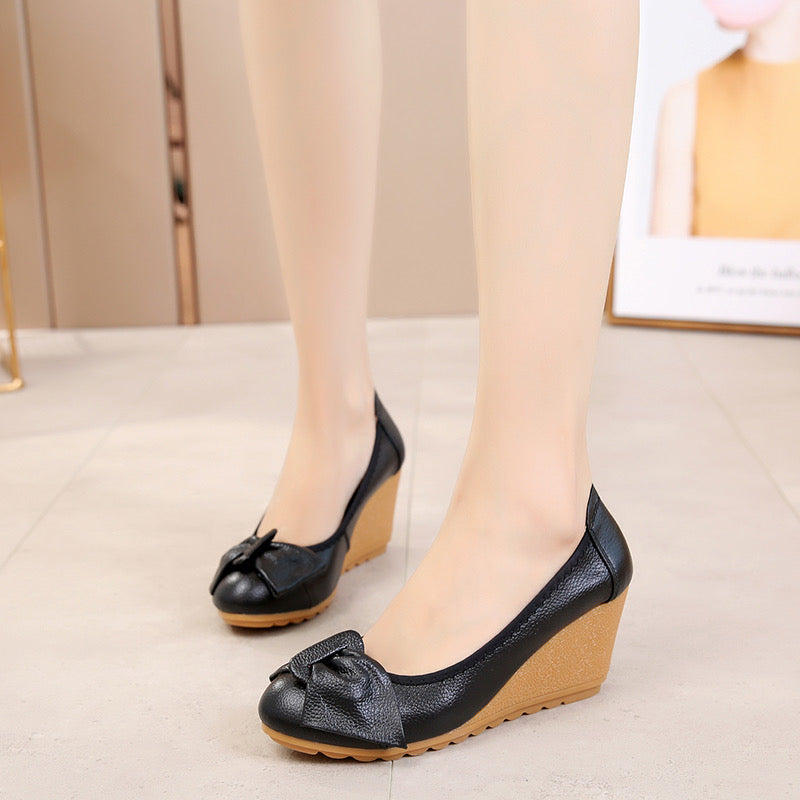 Zapatos de piel con cuña y lazo