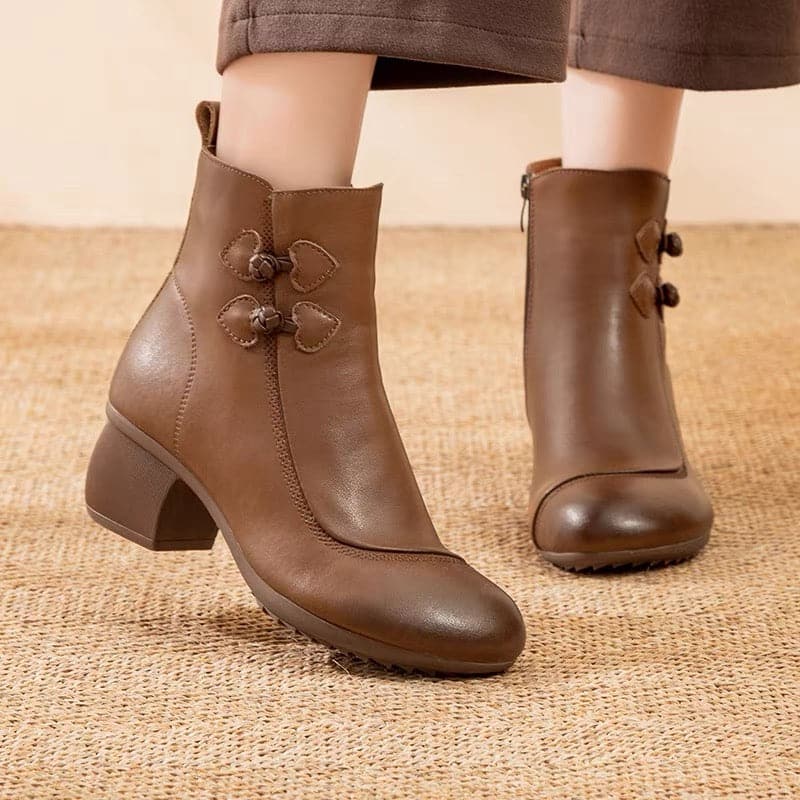 Botas de piel con punta redonda y diseño de mariposa