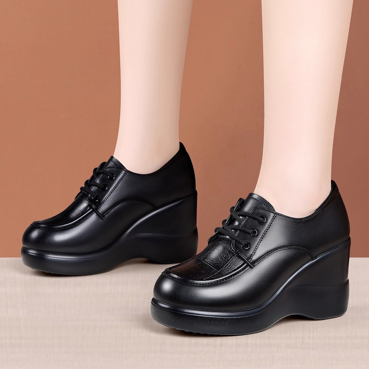 Zapatos de piel negros con tacón de cuña
