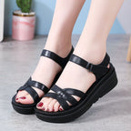 Sandalias de piel con adornos cruzados