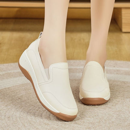 Zapatos de piel con suela blanda y tacón de cuña
