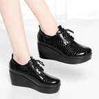 Zapatos de cuña de piel de cocodrilo
