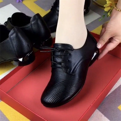 Zapatos de piel de tacón bajo con cordones y punta redonda