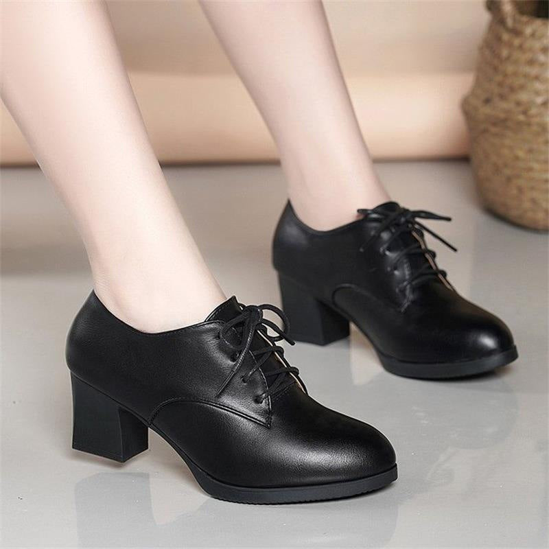 Zapatos de piel con cordones y tacones gruesos