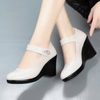 Zapatos de piel con cuña y velcro