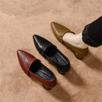 Zapatos de punta afilada con tacón grueso estilo francés