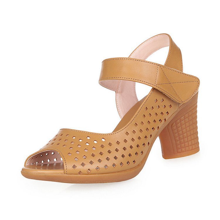 Sandalias perforadas con tacón grueso y hueco