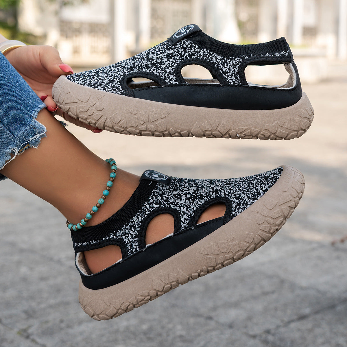 Tenis ortopédicos casuales con diseño calado