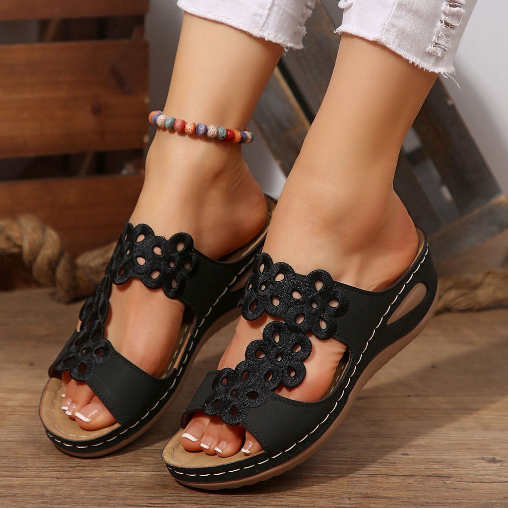 Sandalias de cuña con flores caladas y suela cómoda