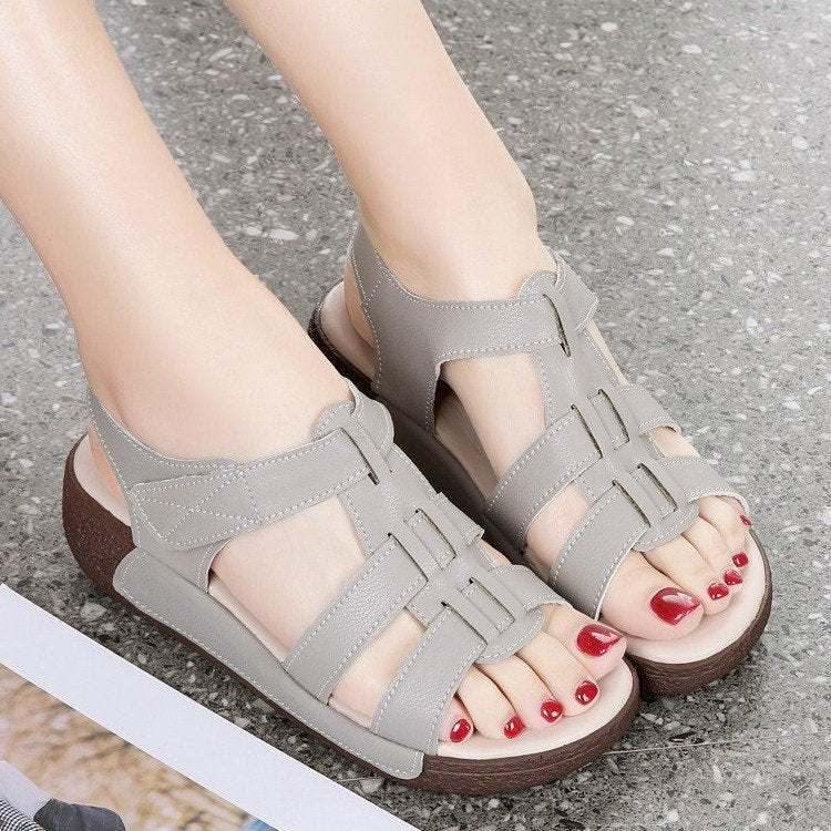 Sandalias con hebillas y tiras cruzadas