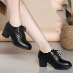 Zapatos de piel con cordones y tacones gruesos