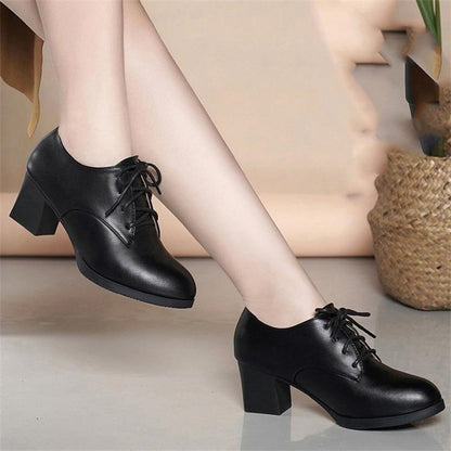 Zapatos de piel con cordones y tacones gruesos