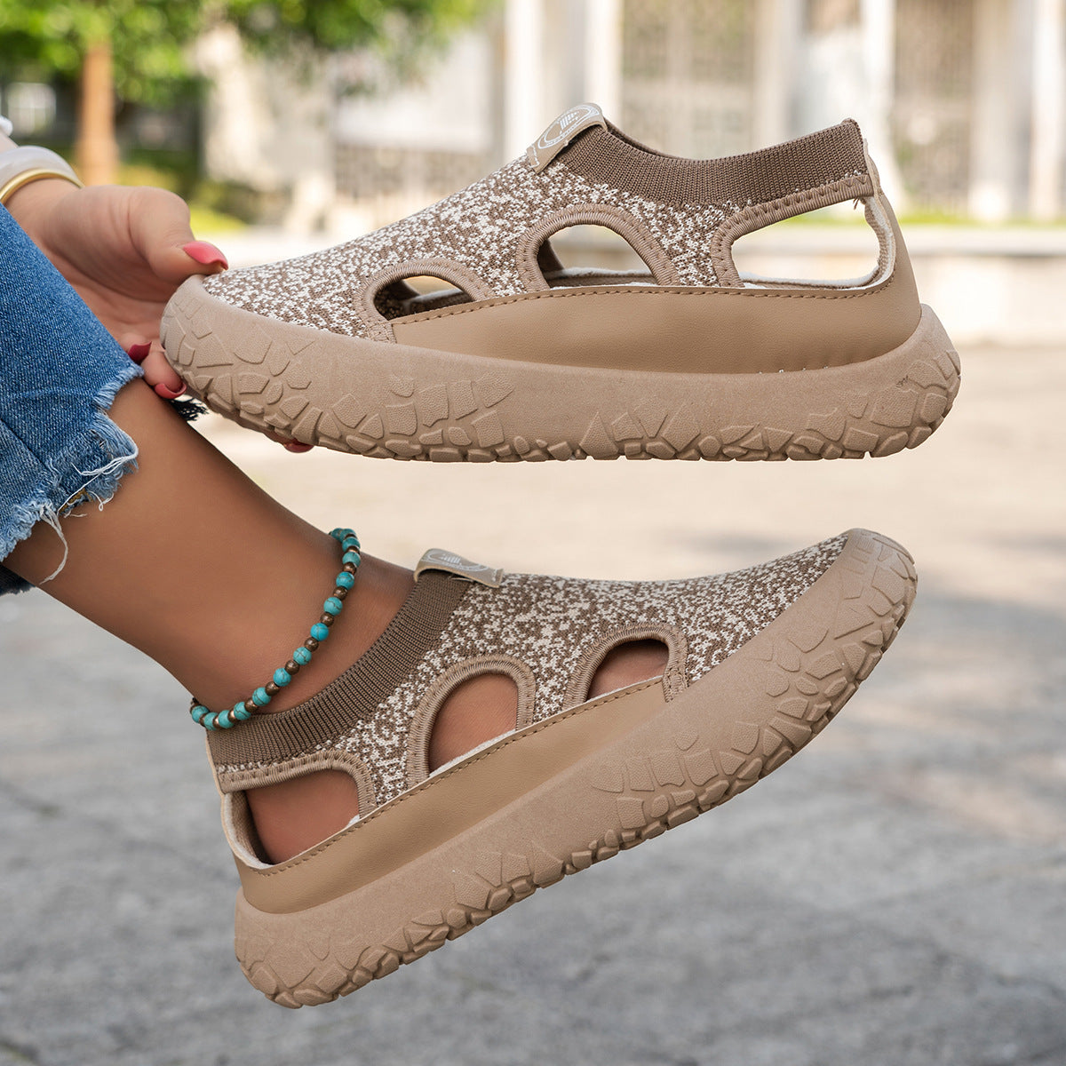 Tenis ortopédicos casuales con diseño calado