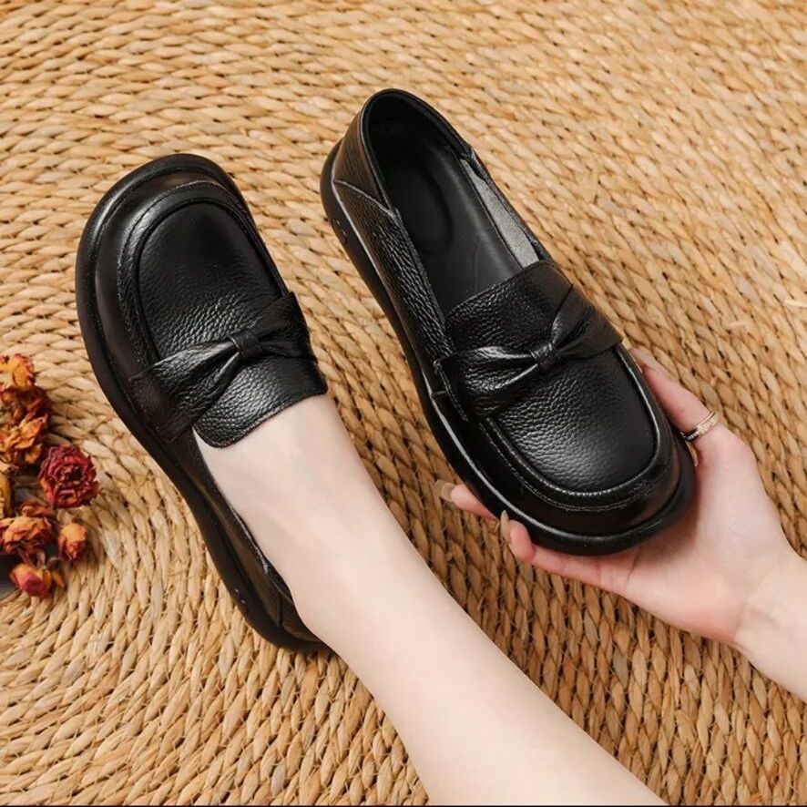 Zapatos de Piel Suave con Corte Bajo y Detalle de Lazo