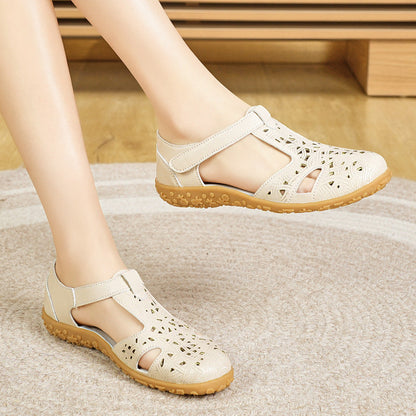 Sandalias cerradas planas con calados y velcro para mujer