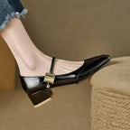 Elegantes zapatos de mujer de charol de boca baja